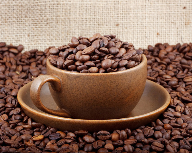 عکس فنجون پر از دانه های قهوه برای پروفایل