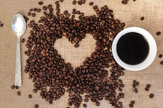 عکس قلب عاشقانه با دانه های قهوه