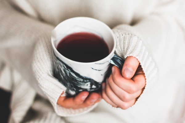 عکس لیوان چای در دستان یک دختر