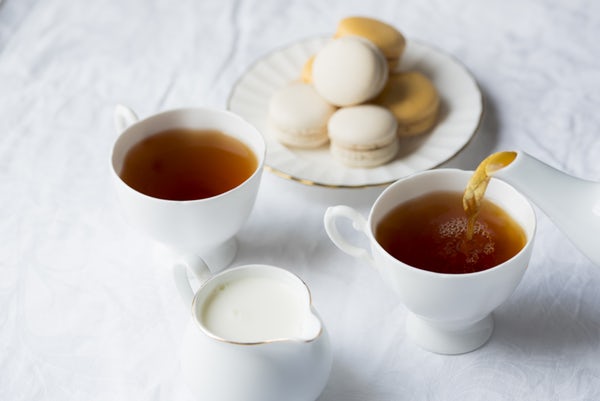 عکس دو فنجان چای و بشقاب شیرینی