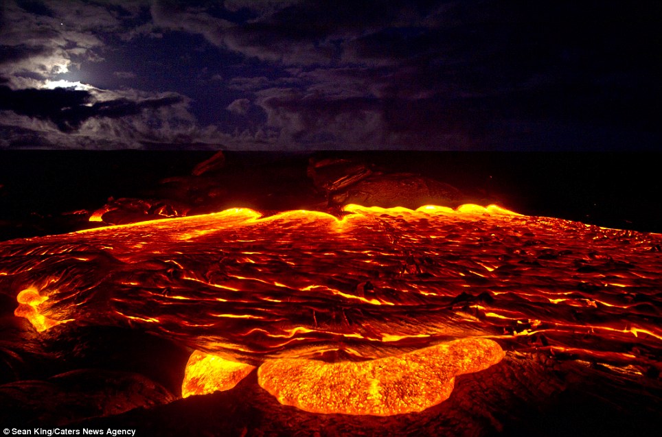 عکس فوران گذاره های مذاب از کوه آتشفشانی