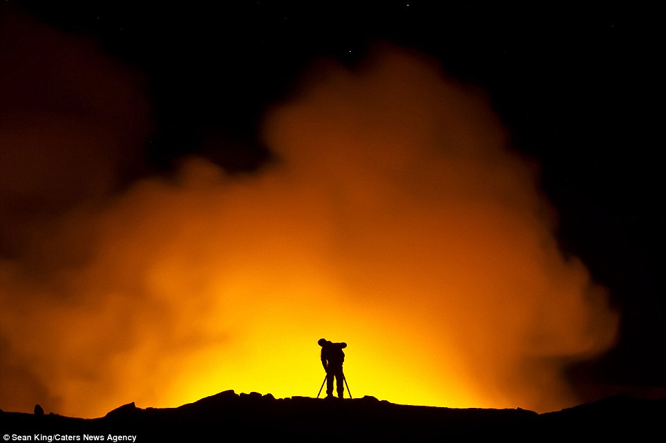 عکس بخارات گذارهای مذاب کوه آتشفشانی