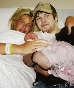 آنا و پسرش دنیل اسمیت در بیمارستان