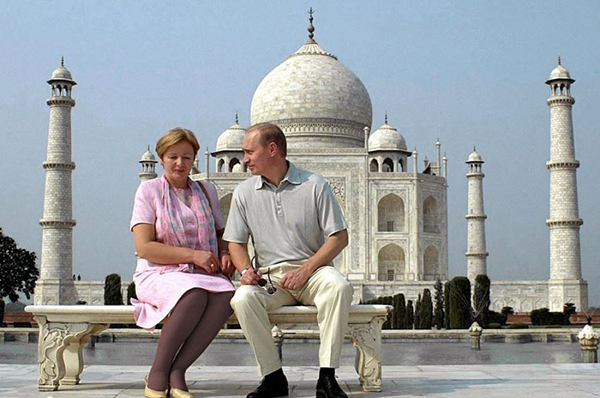 ولادیمیر پوتین، رئیس جمهور روسیه و همسرش در زمان بازدید از تاج محل