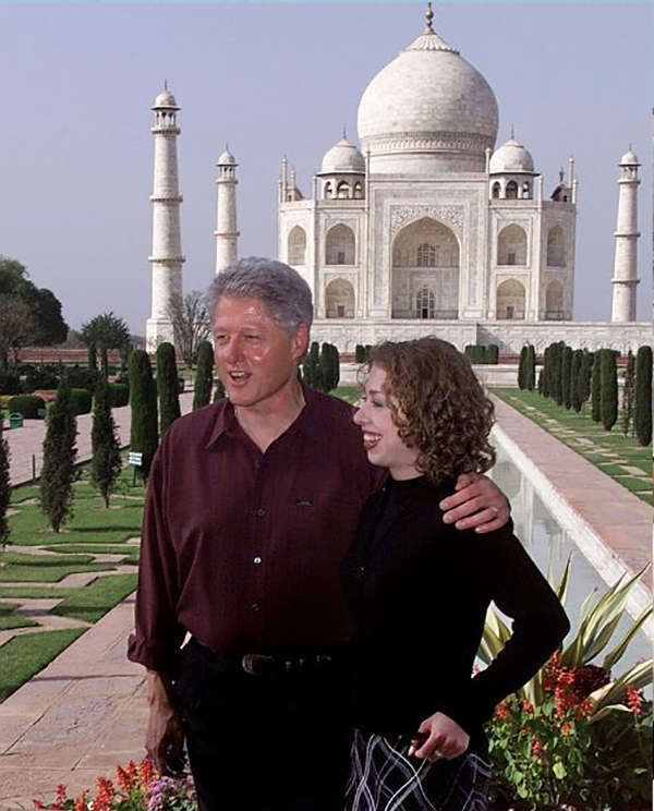 بیل کلینتون، رییس جمهور سابق آمریکا در کنار دخترش چلسی