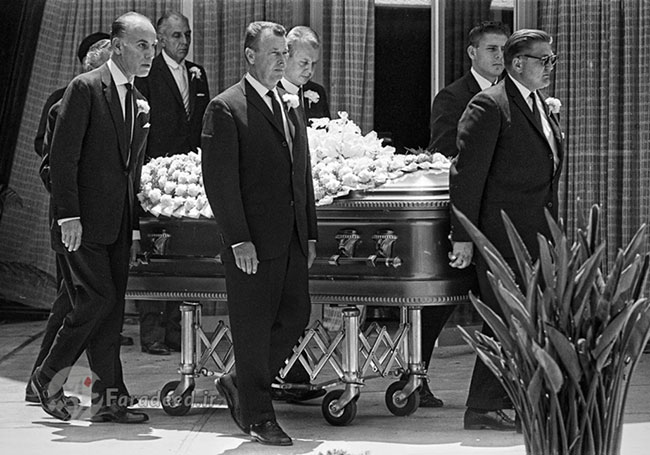 مراسم تشییع و خاکسپاری مرلین مونرو در گورستان "وست وود" در غرب لس آنجلس. آگوست 1962 