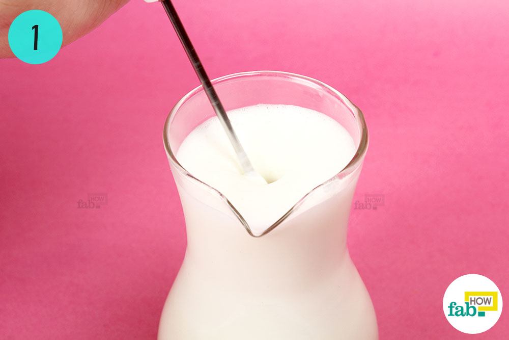 طرز تهیه کاپوچینو : شیر داغ را هم بزنید تا کف تشکیل شود