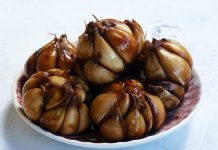 طرز تهیه سیر ترشی خوشمزه با رب انار و تمر هندی و شیره خرما یا انگور