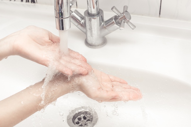 برای بیدار ماندن در شب چه باید کرد : مچ دست را با آب سرد بشویید