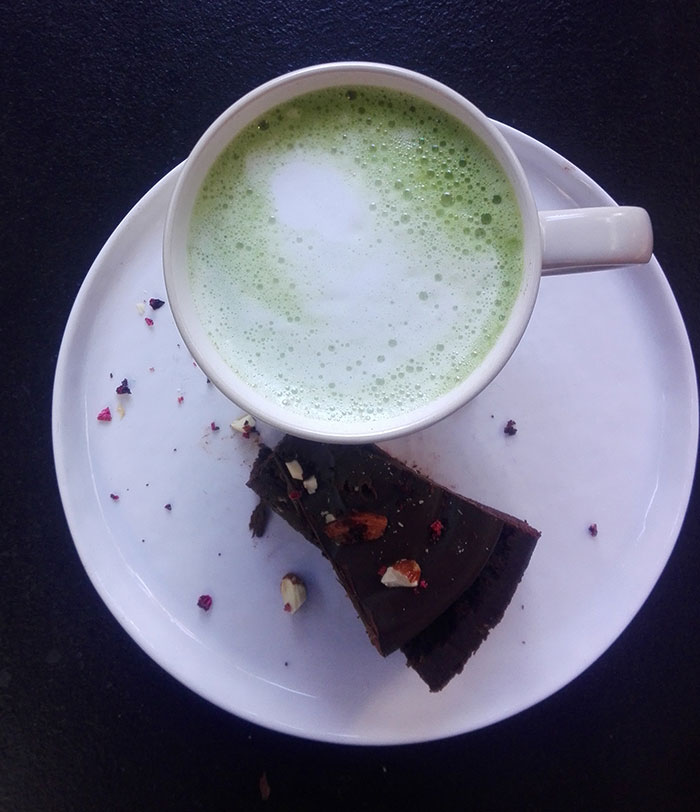 چای سبز ماچا با کیک شکلاتی