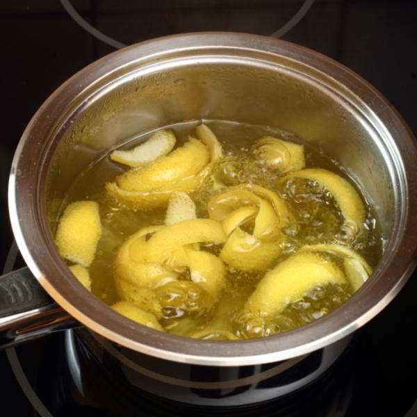ظرف حاوی پوست لیمو ترش و روغن نارگیل را بر روی حرارت بگذارید تا 5 دقیقه بجوشد