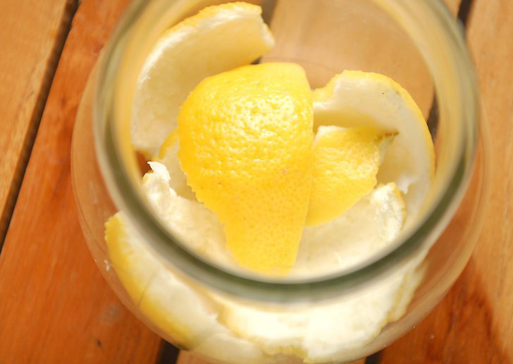 پوست لیمو را در یک ظرف شیشه ای بریزید