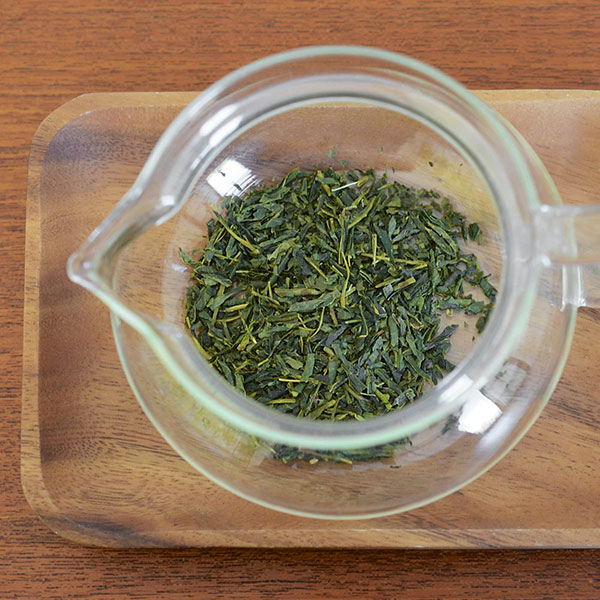 چای سبز را درون قوری بریزید