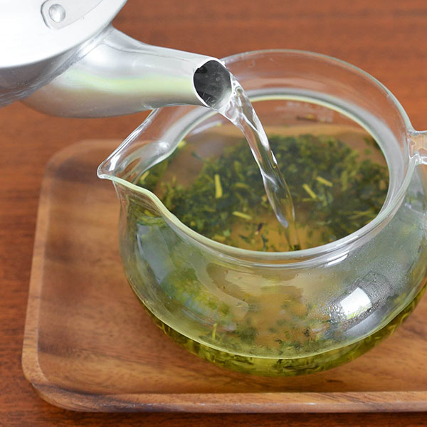 آب داغ را روی چای سبز بریزید