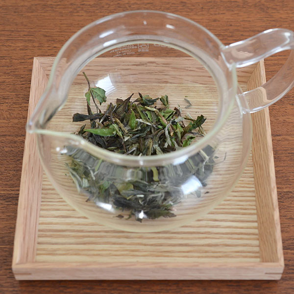 چای سفید را درون قوری شیشه ای یا چینی بریزید