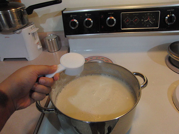 طرز تهیه شیر سویا : 1/4 فنجان شکر در شیر سویا بریزید تا شیرین شود