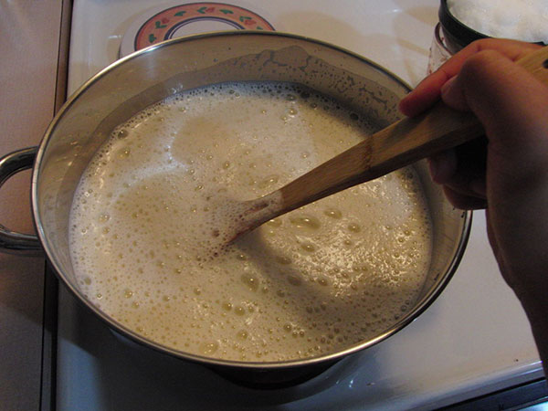 آموزش تهیه شیر سویا : شیر سوا خام را بر روی حرارت بگذارید تا بجوشد