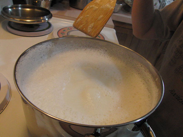 تهیه شیر سویا : بگذارید شیر سویا 2 تا 3 دقیقه بجوشد تا روی آن فوم تشکیل شود