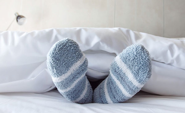 فواید و عوارض پوشیدن جوراب موقع خواب