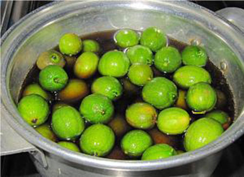 لیمو ترش ها را در قابلمه ی حاوی آب و سرکه بجوشانید