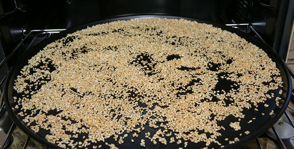 تهیه کنجد بو داده در فر : دانه های کنجد را بر روی سینی فر بریزید و در دمای 180 درجه سانتیگراد برشته کنید