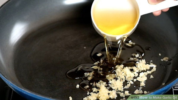 روغن زیتون و سیر را داخل تابه بریزید