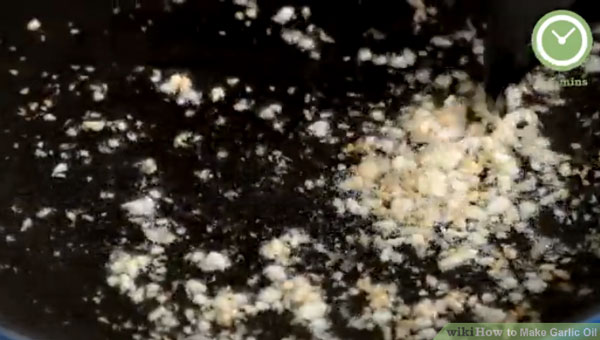 مخلوط روغن زیتون و سیر را حرارت دهید