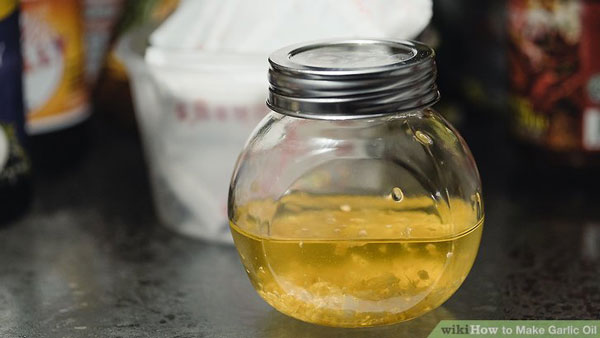روغن سیر را داخل ظرف درب دار بریزید