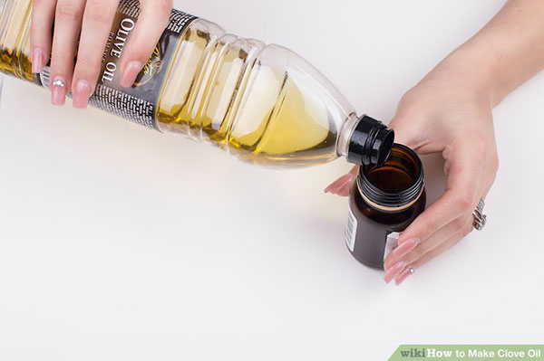 روغن زیتون را به بطری شیشه ای اضافه کنید