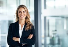 12 نشانه زبان بدن که بدون صحبت کردن شما را قدرتمند نشان می دهند!